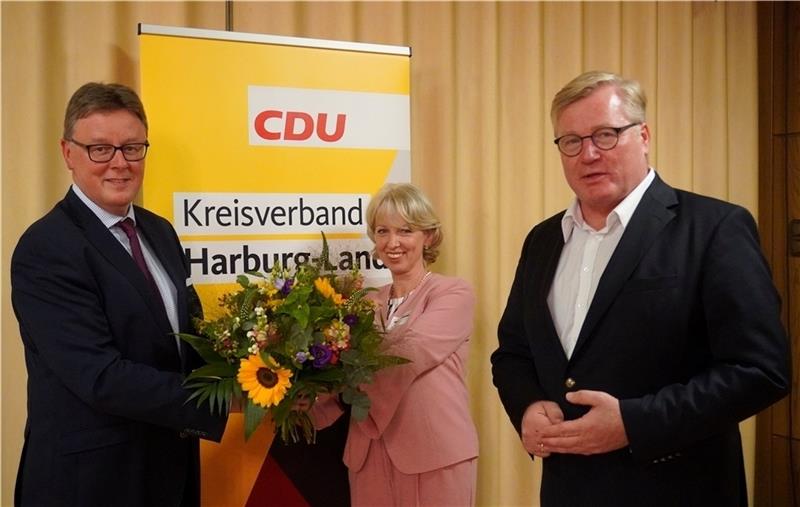 Der CDU-Landtagsabgeordnete und Wirtschaftsminister Bernd Althusmann (rechts) und CDU-Kreisparteichefin Britta Witte gratulieren Michael Grosse-Brömer zu seiner Nominierung. Foto: Meyn