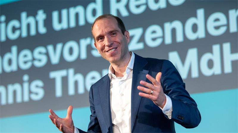 Veit: „Es ist an der Zeit, konkreter zu werden“ Der CDU-Partei- und Fraktionsvorsitzende Dennis Thering hält nichts von einem „parteipolitisch besetzten Bund-Länder-Gremium“. (Archivbild)