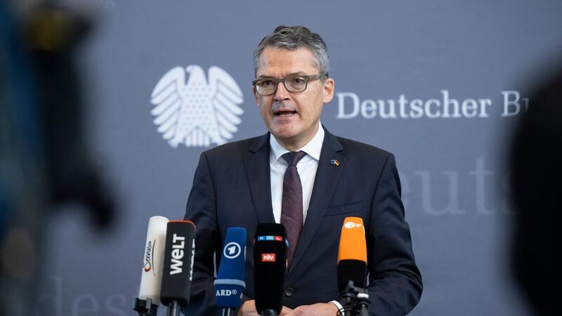 CDU-Politiker Kiesewetter in Aalen bei Wahlkampf angegangen Der CDU-Politiker Roderich Kiesewetter ist von einem Mann leicht verletzt worden.