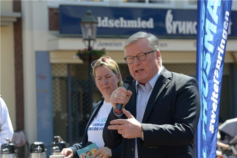 Der Spitzenkandidat und die Bierwette: Bernd Althusmann auf Wahlkampf-Tour im Landkreis Der CDU-Spitzenkandidat Bernd Althusmann mit der Landtagskandidaten Birgit Butter.