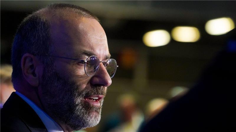 Der CSU-Politiker Manfred Weber ist beim Parteitag der Europäischen Volkspartei (EVP) in Valencia für eine zweite Amtszeit von drei Jahren gewählt worden.