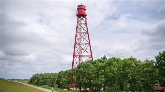 Der Campener Leuchtturm an der Ostfriesischen Küste.