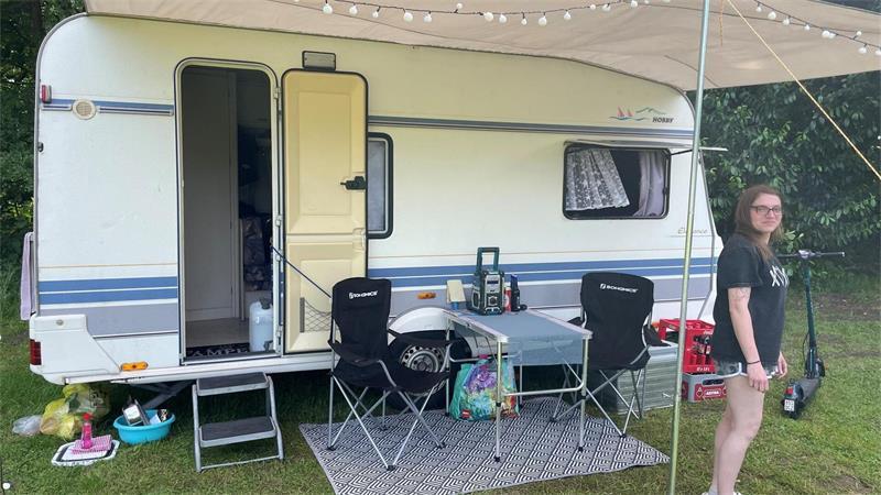 Urlaub in der Hitze? Deshalb sind hier kaum Camper da Der Campingwagen von Lisa Schriefer bietet neben Schlafgelegenheiten alles, was Urlauber benötigen: ein Bad mit Toilette, Schränke, Bänke, Backofen und ein Kochfeld.