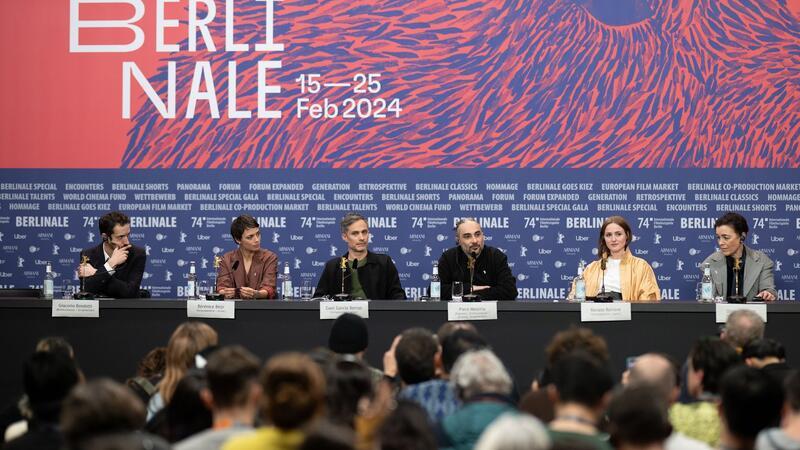 Favoriten und Hollywood-Besuch bei der Berlinale Der Cast um Schauspieler Gael García Bernal (3.v.l.) stellt mit Regisseur Piero Messina den Film „Another End“ bei der Berlinale vor.