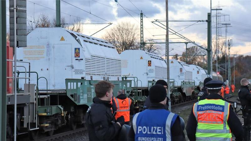 Nach vier Jahren: Ein Castor-Zug kommt in Deutschland an Der Castor-Transport hat Deutschland erreicht.
