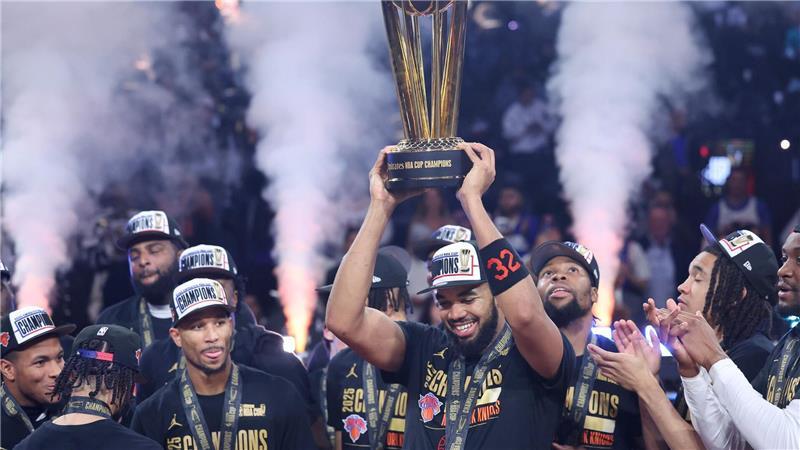 Der Center der New York Knicks, Karl-Anthony Towns (M), feiert mit seinen Mannschaftskameraden.