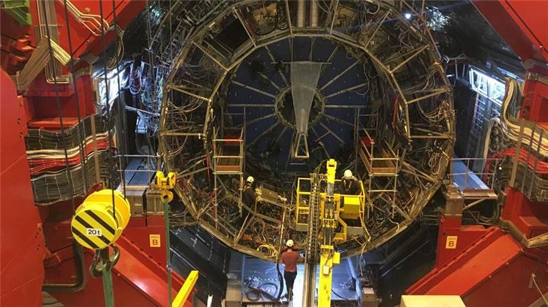 Der Cern-Teilchenbeschleuniger LHC liegt in einem gigantischen 27 Kilometer langen Tunnel unter der Erde. (Archivbild)