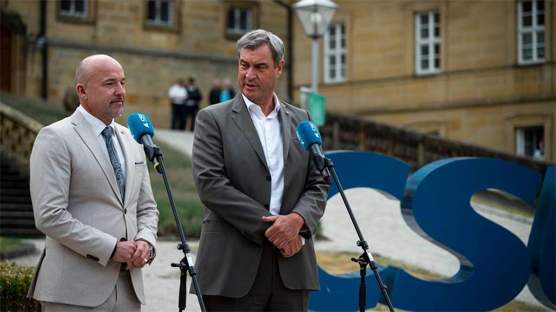 Der Chef der CSU-Landesgruppe im Bundestag, Alexander Hoffmann, links, und Bayerns Ministerpräsident Markus Söder skizzieren die Pläne ihrer Partei für die Zukunft Deutschlands. 
