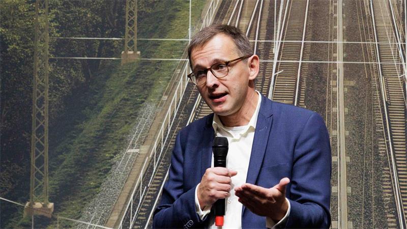 Der Chef der DB InfraGo, Philipp Nagl, hofft auf mehr Pünktlichkeit nach der Sanierung besonders heikler Strecken ab 2029. (Archivbild)