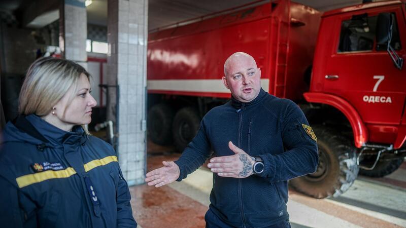 Drohnenjagd und Trümmerbergung: Odessa im Krieg Der Chef der Feuerwache in Odessa, Wolodymyr Kryschanowskyj, und Pressesprecherin Maryna Awerina.