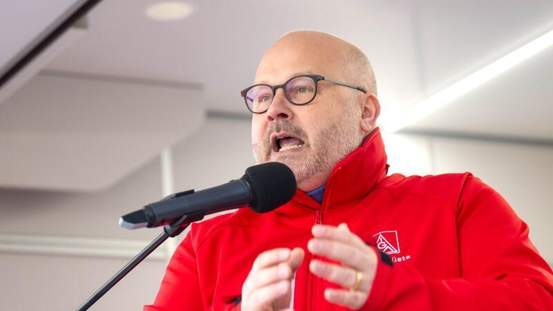 Der Chef der IG Metall Küste, Daniel Friedrich, fordert Aufträge für die Offshore-Windindustrie. (Archivbild)