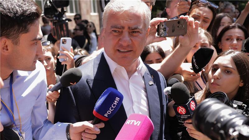 Der Chef der prorussischen Oppositionspartei Starkes Armenien Karapetjan klagt über die Verfolgung seiner Anhänger. 