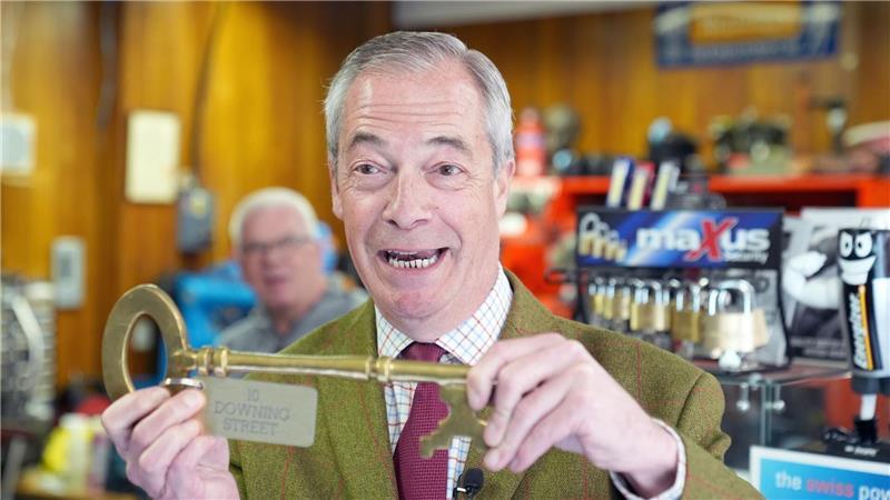 Aufwind für Farage: Britisches Zwei-Parteien-System bröckelt Der Chef der rechtspopulistischen Partei Reform UK träumt bereits vom Schlüssel zum Regierungssitz 10 Downing Street. (Archivbild)