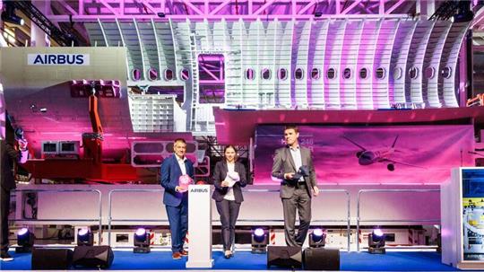 Der Chef der zivilen Flugzeugproduktion von Airbus in Deutschland, André Walter (l), Hamburgs Wirtschaftssenatorin Melanie Leonhard (SPD) und der Leiter des A321XLR-Programms bei Airbus, Gary O’Donnell, bei der Einweihung der neuen Montagelinie.