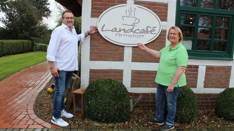 Treffpunkt in der Region geht verloren: Darum schließt das Armstorfer Landcafé Der Chef des Frühstücksbuffets Jörg Blanck und Landcafé-Besitzerin Heike Stüve suchen geeignete Nachfolger. Foto: Morjan