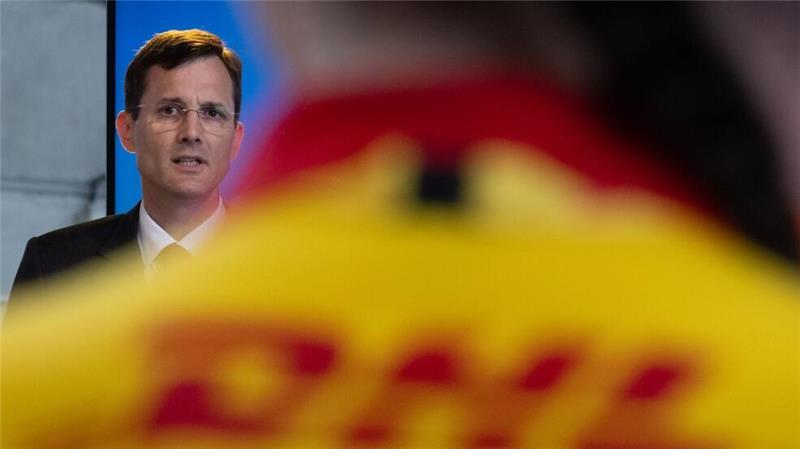Der Chef des Logistikkonzerns DHL, Tobias Meyer, spricht vor Mitarbeitern. Das Briefgeschäft von DHL heißt Deutsche Post.
