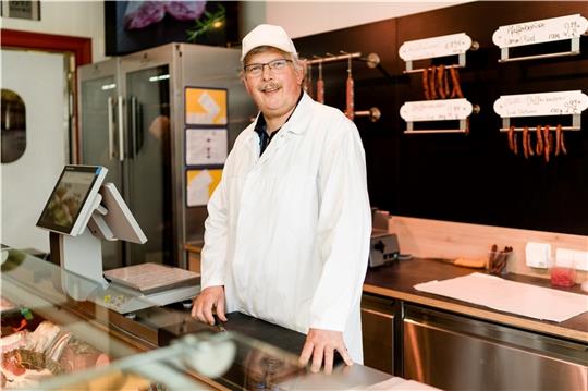 Der Chef hinter dem Verkaufstresen: Fleischermeister Erwin Otto. Foto: Torben Röhricht
