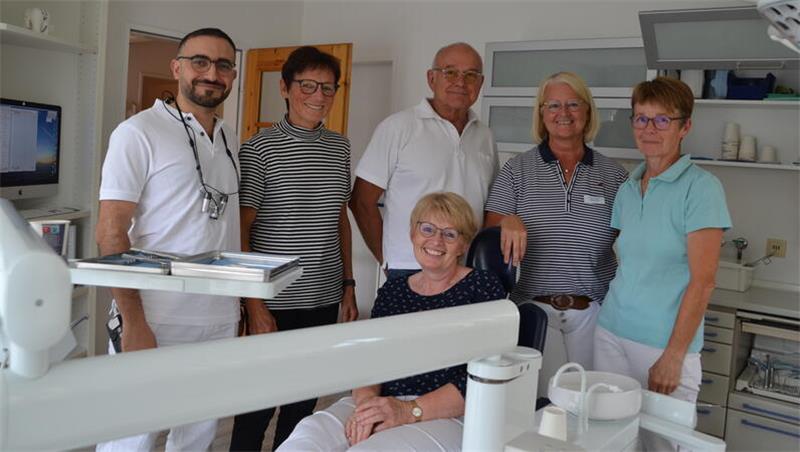 „Großer Glücksfall“: Neuer Zahnarzt für Drochterser Praxis ist gefunden Der Chef und sein Team (von links): Zahnarzt Wesam Breik, Noch-Eigentümerin Ulrike Frankenstein, Zahnarzt Jorma Syväri und die Fachangestellten Silvia Elsen, Anke Bernhardt und Monika Goedecke (vorne).