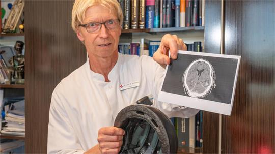 Der Chefarzt des Klinikums, Dr. Klaus Reichstein, zum Thema Verletzungen durch Stürze mit E-Scootern. Diese Schädelverletzung wäre mit einem Sturzhelm so nicht passiert.