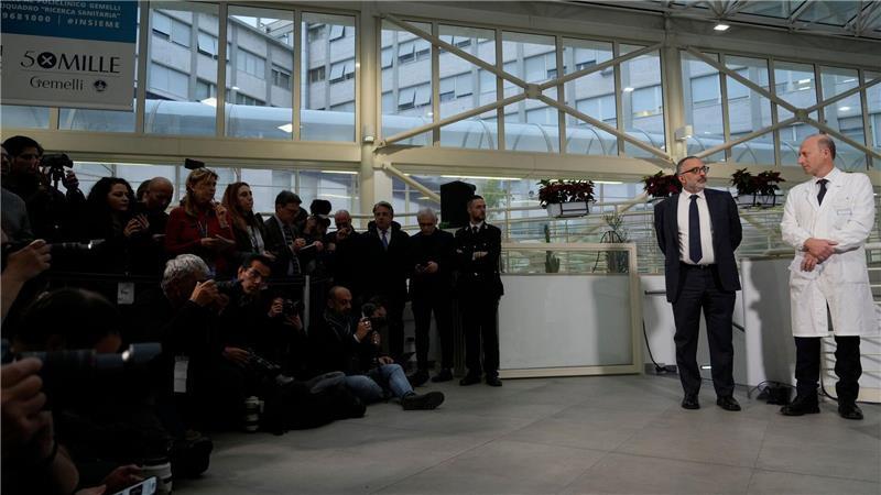 Der Chefarzt des vatikanischen Gesundheits- und Hygieneamtes, Luigi Carbone (l), und der Chirurg Sergio Alfieri.