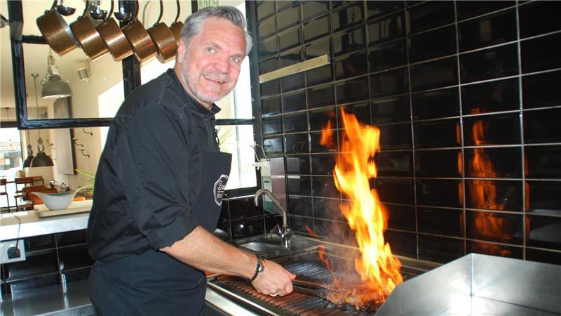 Der Chefkoch am Grill: Michael Knirsch brennt für sein Steakrestaurant in Apensen.