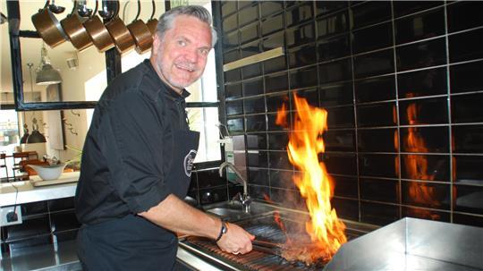 Der Chefkoch am Grill: Michael Knirsch brennt für sein Steakrestaurant in Apensen.