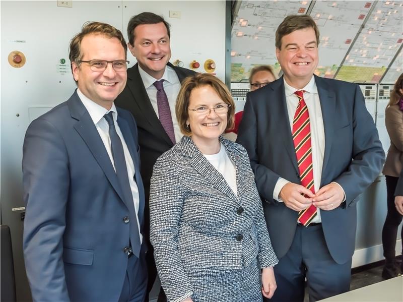 Der Chefstratege der Energiewende, Staatssekretär Andreas Feicht (von links), mit Oliver Grundmann (CDU), Dow-Chefin Bridget Sparrow und Enak Ferlemann (CDU) im Leitstand der Dow Stade. Foto: Christian Hager/ Dow