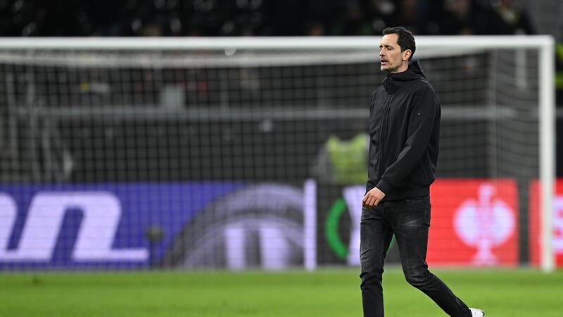 Trotz Europa-Aus: Jobgarantie für Eintracht-Trainer Der Cheftrainer des Fußball-Bundesligisten Eintracht Frankfurt: Dino Toppmöller läuft über das Spielfeld.