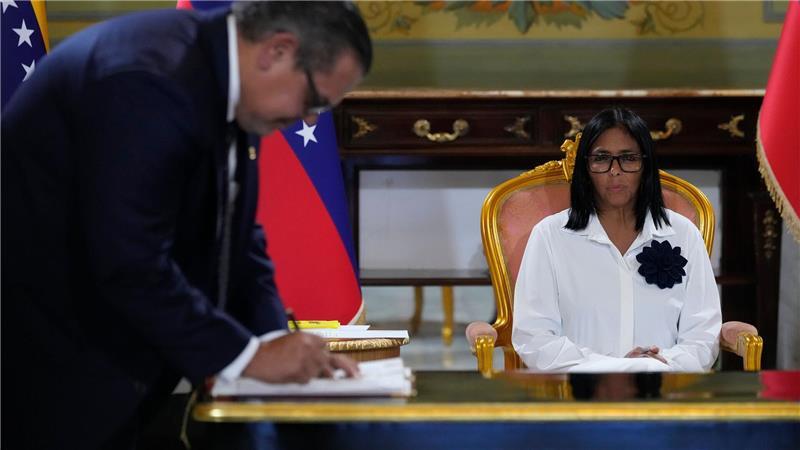 Der Chevron-Vertreter Mariano Vela unterzeichnet ein Abkommen.