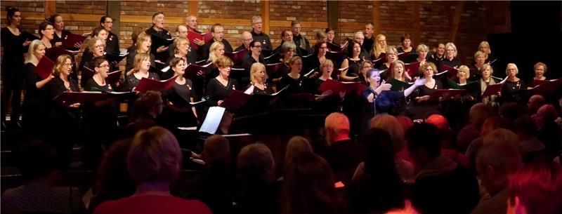 Der Chor Vox Humana präsentiert in der Seminarturnhalle englische Weihnachtslieder unter neuer Leitung von Annegret Schönbeck. Foto Albus