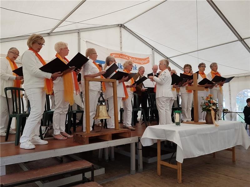 Der Chor Wischhafe n unter Leitung von Cornelia Recht beim Hafenfest 2019. Foto: Chor Wischhafen