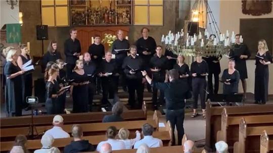 Der Chor aus Neukloster gibt zwei Adventskonzerte mit dem Titel „Stille“.