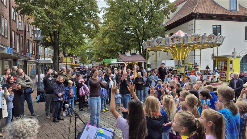 Amokfahrten: So schützt Stade den Herbstmarkt Der Chor der Pestalozzi-Grundschule aus Stade sang am ersten Tag des Herbstmarktes.