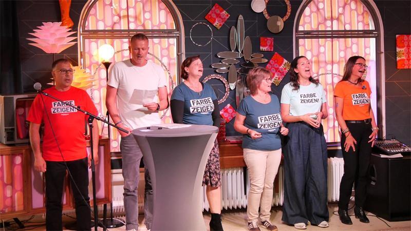 Der Chor des Bunten Blocks Buxtehude lud das Publikum ein zum Mitwirken am Klangteppich aus positiven Worten.