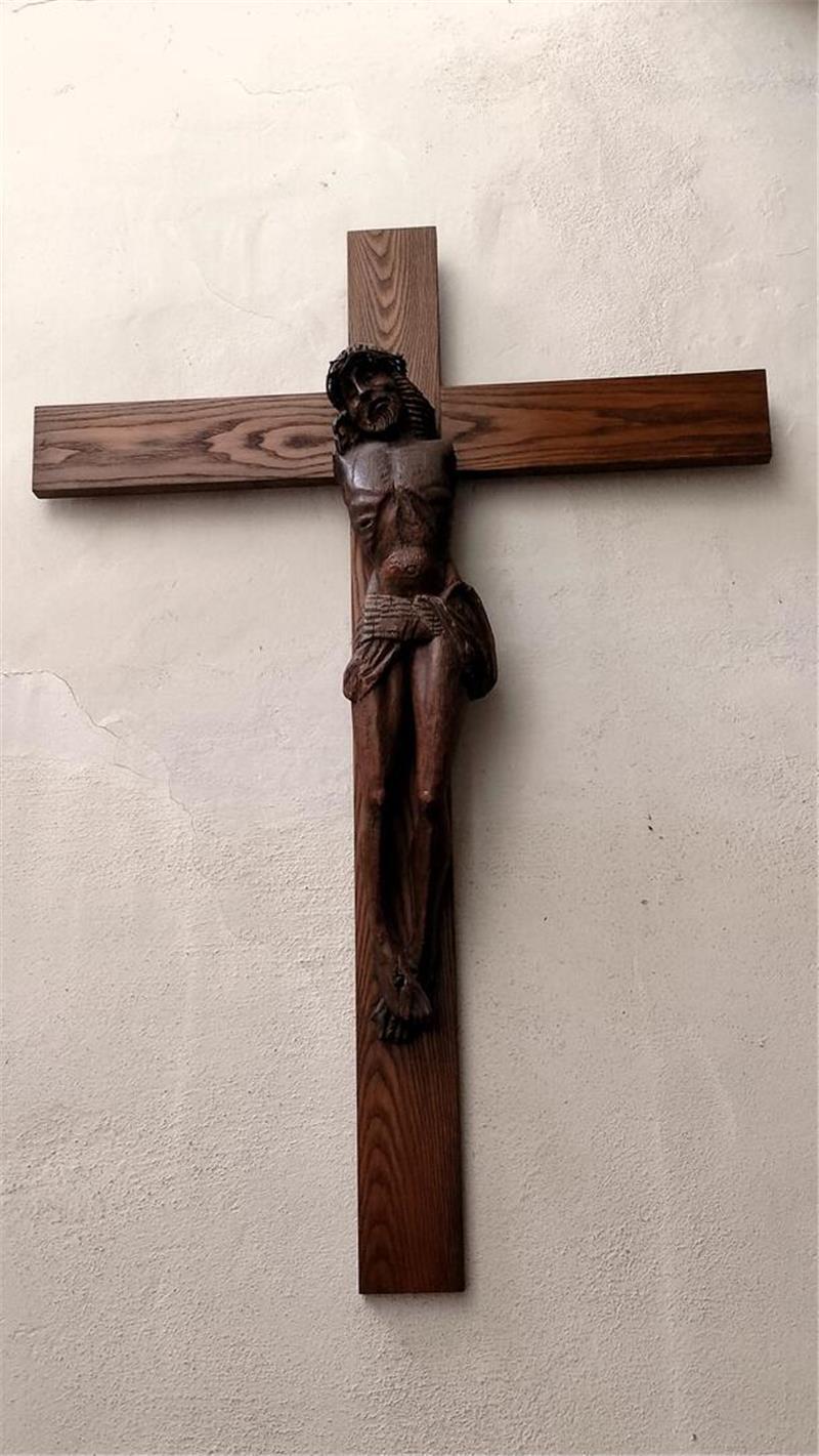 Der Christus am Kreuz in der Gertrudenkapelle der St.-Cosmae-Kirche hatte ursprünglich wohl Arme. Ans Kreuz wurde er nachträglich montiert.