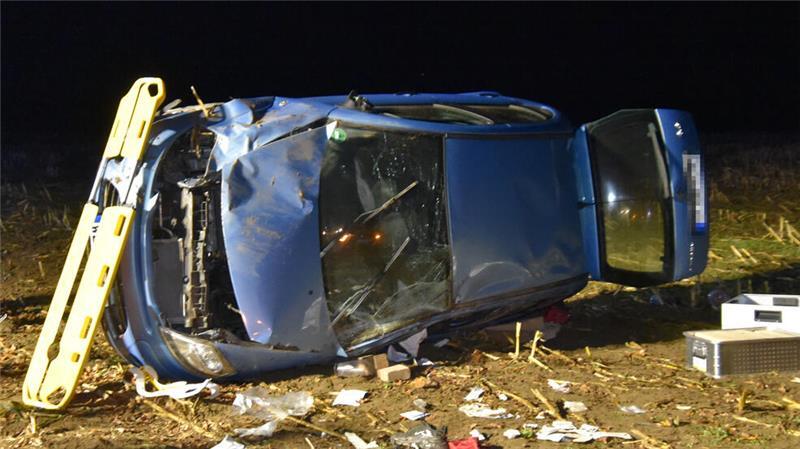 Auto überschlägt sich mehrfach: Schwerverletzter nach Drogenfahrt Der Citroen C3 landete auf einem Acker an der Kreisstraße 5.