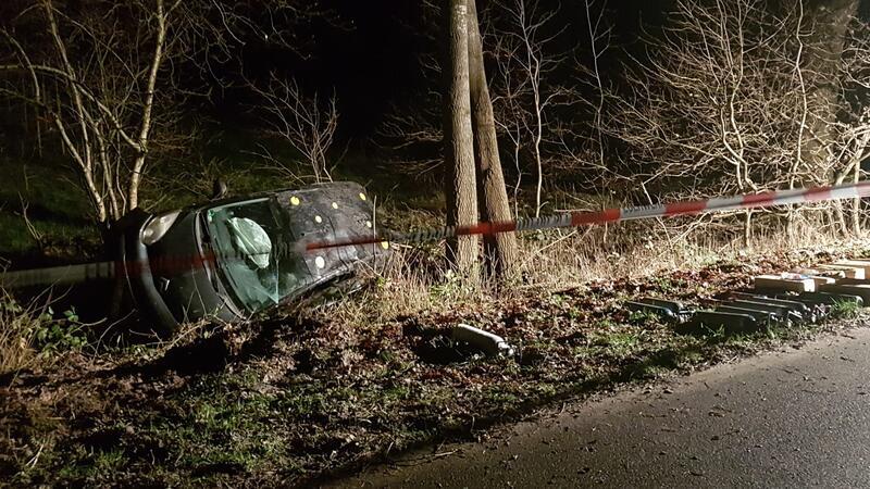 Drogenkurier verunfallt? Partydroge sorgt für Gefahrguteinsatz Verunfalltes Auto