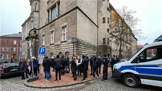 Der Clan-Prozess vor der 1. Großen Strafkammer des Landgerichts Stade hält Justiz und Polizei auf Trab.