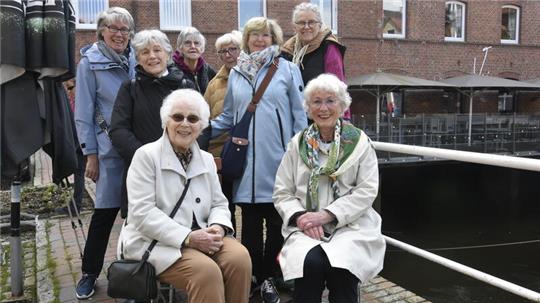 Der Club Soroptimist Buxtehude wird 30: Ursel Imhoff, Hannah Kämpfert, Dr. Christiane Werner, Gaby Oeben-Schröder, Dr. Gisela Ingerowski, Christa Donatius, Claudine Wonner und Karen Löhden.