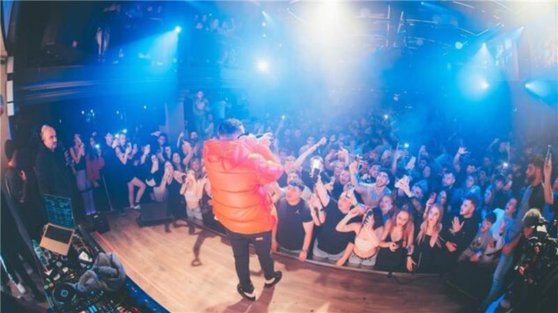 Netflix-Doku: So schlimm stand es um Haftbefehl bei seinem Auftritt in Cuxhaven Der Club tobt, der Künstler kämpft: Während das Publikum den Moment feiert, wirkt Haftbefehl bereits "total abgekämpft" - eine Diskrepanz, die vielen erst nach der Doku bewusst wird.