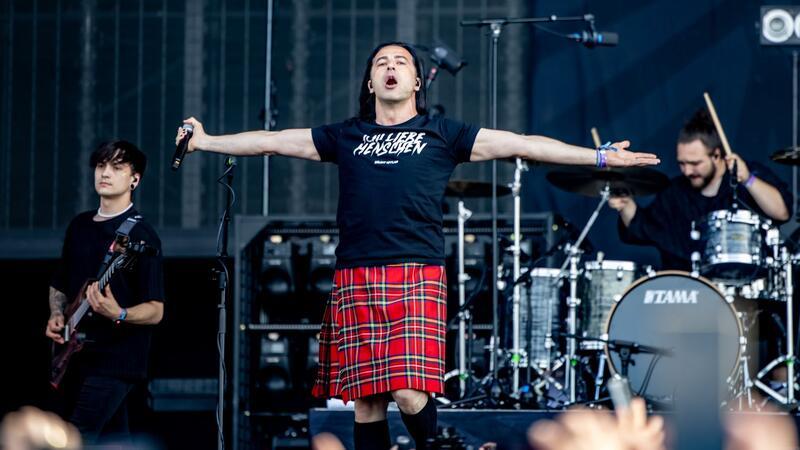 Der Comedian Bülent Ceylan und seine Band spielen auf der Faster-Bühne.