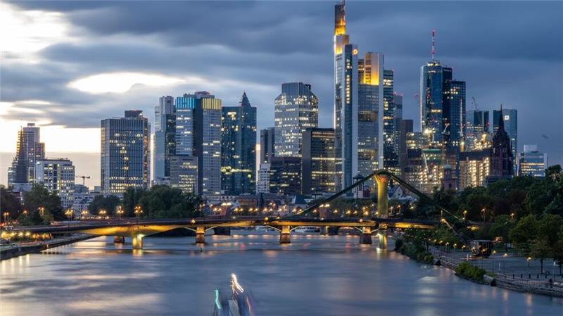 Commerzbank mietet neuen Wolkenkratzer Der Commerzbank-Turm ist mit 259 Metern der höchste Wolkenkratzer in Frankfurt (Archivbild)