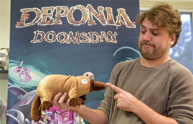 Videospiele als Kulturgut - "Dylan war erst der Anfang" Der Computerspieleentwickler Jan Müller-Michalis alias Poki hält am Mittwoch, 26. Oktober, in Hamburg eine Stofffigur aus einem seiner Spiele in der Hand. Das Storytelling in Computerspielen hat für Poki viel mit Literatur zu tun. Foto: Heimken/dpa