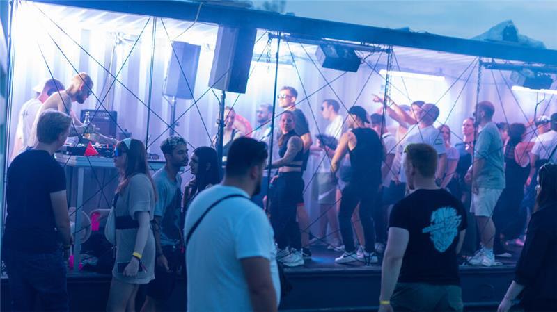 Der Container Rave auf der Vereinswiese in Neukloster kam so gut an, dass die jungen Macher an einer Wiederholung arbeiten.