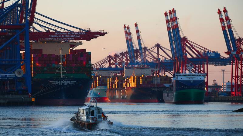 Der Containerumschlag im Hamburger Hafen ist im ersten Halbjahr leicht gesunken. (Archivbild)