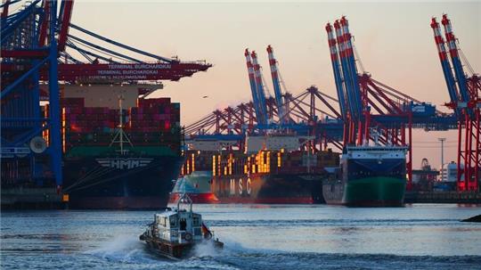 Der Containerumschlag im Hamburger Hafen ist im ersten Halbjahr leicht gesunken. (Archivbild)