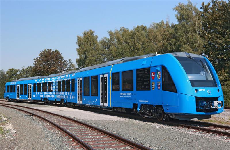 Der Coradia iLint ist der erste mit Brennstoffzellen betriebene Zug für den Nahverkehr und eine Weltneuheit, die Anfang 2018 über die Schienen im Landkreis Stade fahren soll.  Fotos: von Borstel (3), Alstom