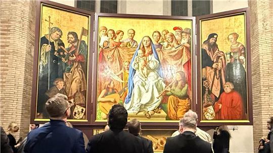 Der Cranach-Triegel-Altar ist in der Marienkirche des Friedhofs Campo Santo Teutonico zu sehen.