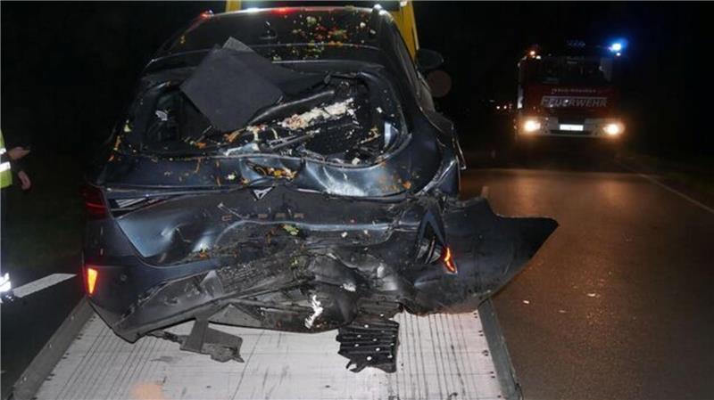 Der Cupra wird bei dem Unfall im hinteren Teil sehr stark beschädigt. Foto: Lange