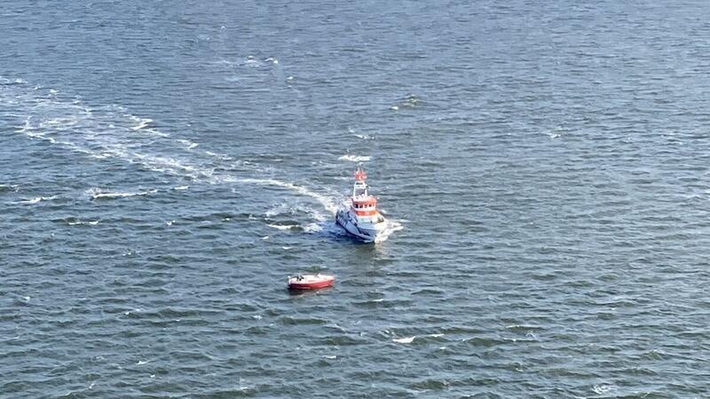 Der Cuxhavener Seenotrettungskreuzer "Anneliese Kramer" erreicht das Segelboot mit Mastbruch. Der Hubschrauber der Marineflieger kreist über die Einsatzstelle zwischen Cuxhaven und Neuwerk. Foto: Francke